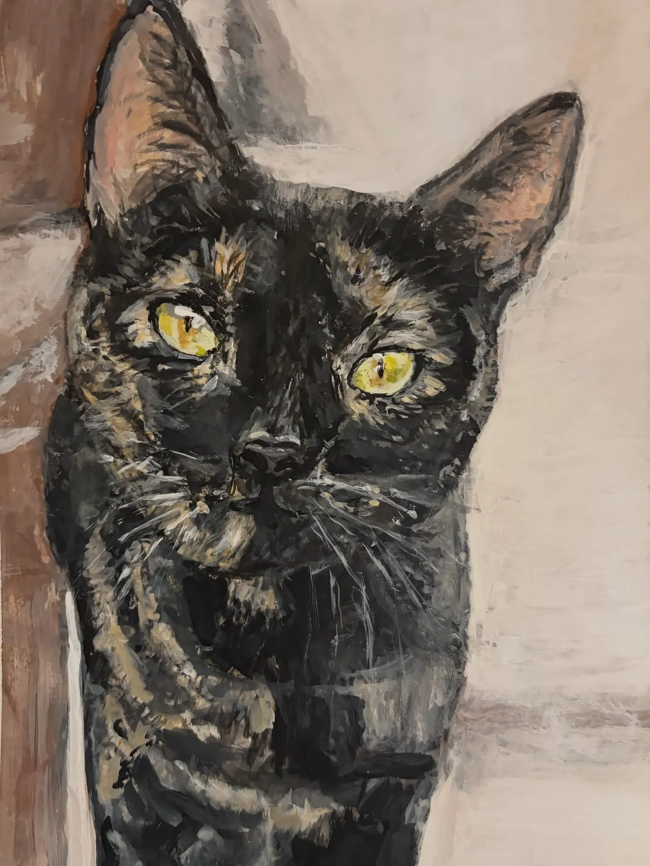 Gemälde einer dunklen Schildpattkatze mit gelben Augen, die frontal aus dem Bild blickt, vor hellem Hintergrund.