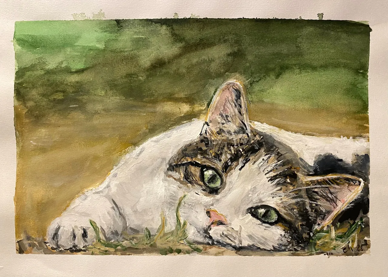 Gemälde einer weiss-getigerten Katze mit grünen Augen, die mit dem Kopf auf der Pfote im Gras liegt.